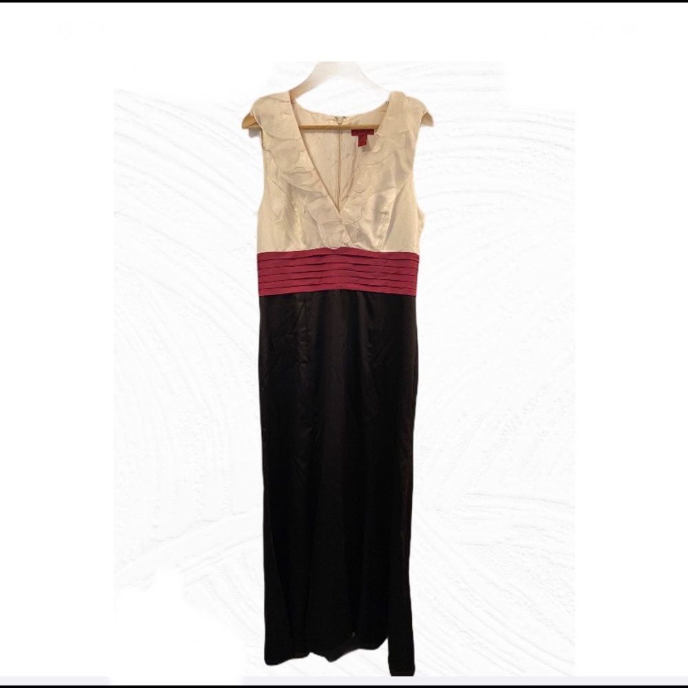 JS Collection Gown - Picture 2 of 5